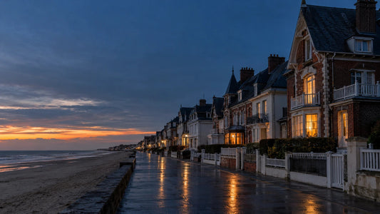 Front de mer de villas balnéaires à la tombée du jour en hiver sur la Côte d'Opale, quelques fenêtres éclairées