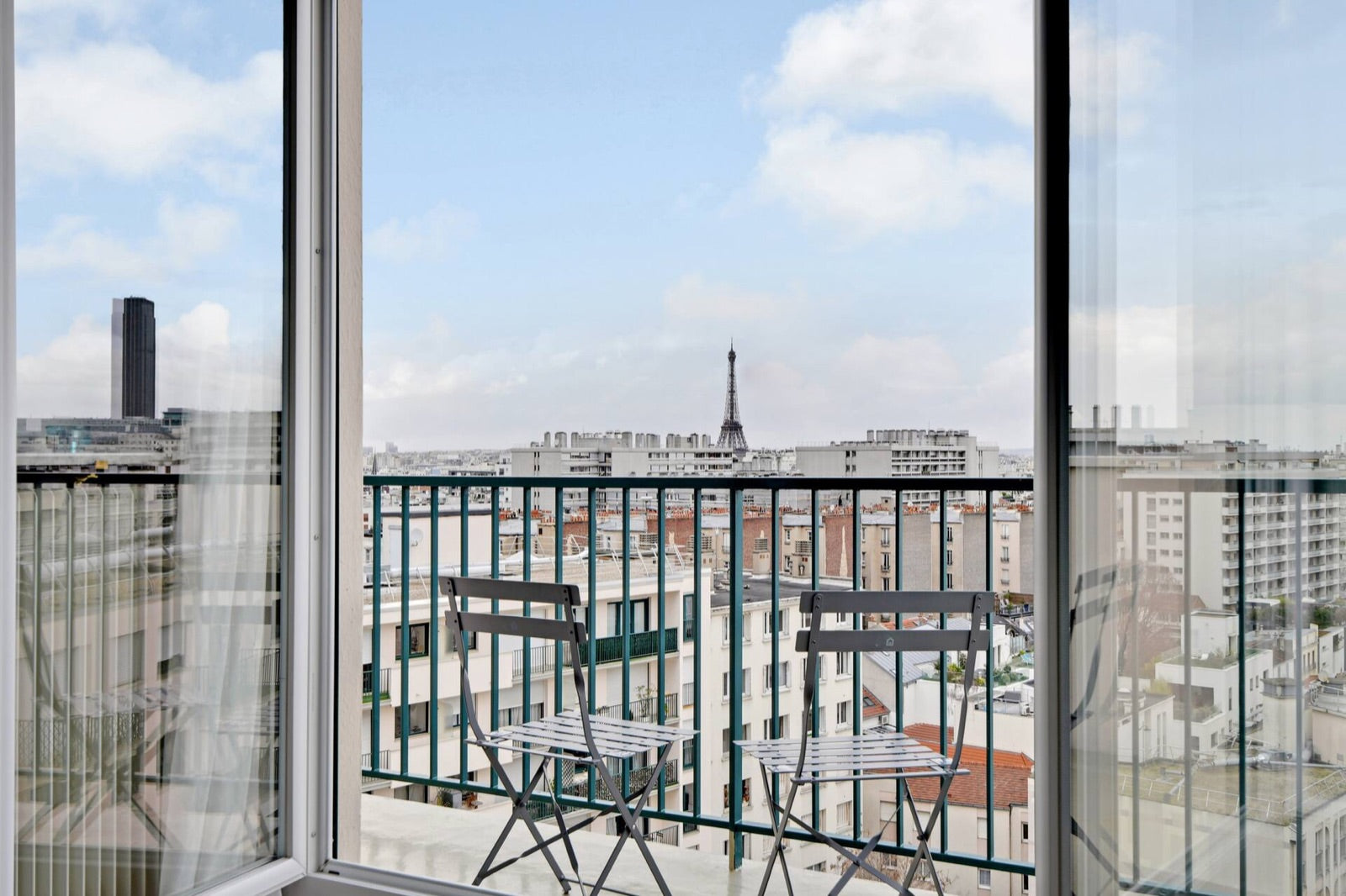Vue sur la tour Eiffel depuis le balcon d'un appartement géré par Concierge B et B à Paris